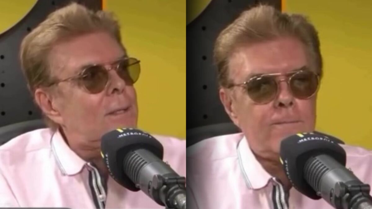Jornalista Silvio Batalha com óculos de sol em frente ao microfone da Rádio Metrópole FM