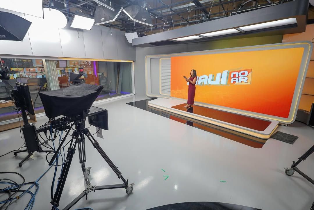 Cenário novo da TV Antena 10/RECORD com visão aberta mostrando grande telão de LED e switcher ao fundo