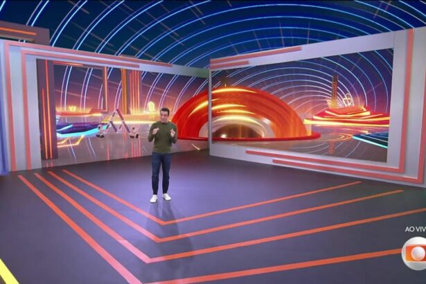 Tadeu Schmidt no centro do cenário do BBB 25 antes de anunciar a dinâmica da formação do 14º Paredão do BBB 25