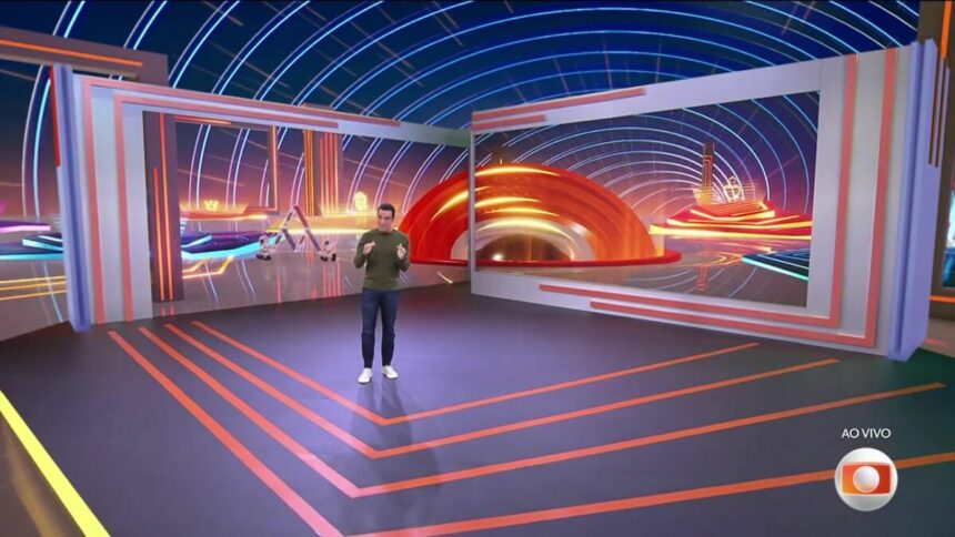 Tadeu Schmidt no centro do cenário do BBB 25 antes de anunciar a dinâmica da formação do 14º Paredão do BBB 25