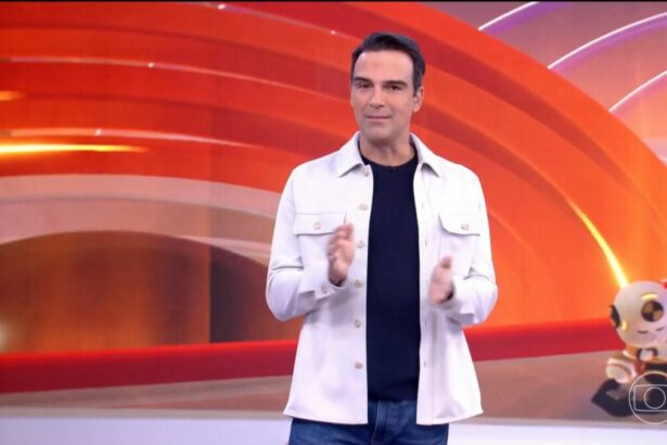 Tadeu Schmidt de camisa branca por fora e preta por dentro apresentando o BBB 25