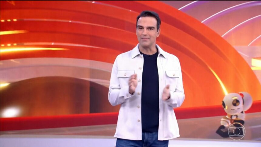 Tadeu Schmidt de camisa branca por fora e preta por dentro apresentando o BBB 25