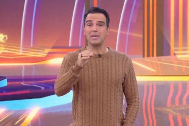Tadeu Schmidt explicando a dinâmica da semana no cenário do BBB 25