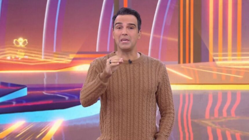 Tadeu Schmidt explicando a dinâmica da semana no cenário do BBB 25