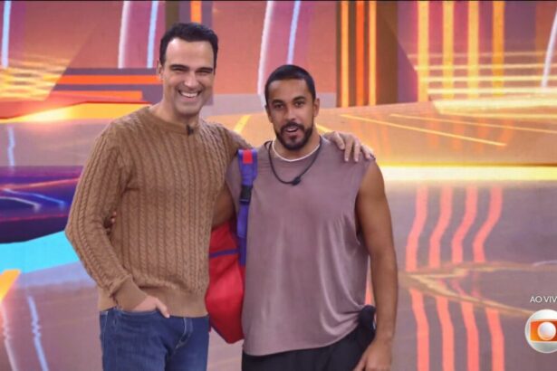 Tadeu Schmidt e Maike no cenário do BBB 25, após a noite de eliminação