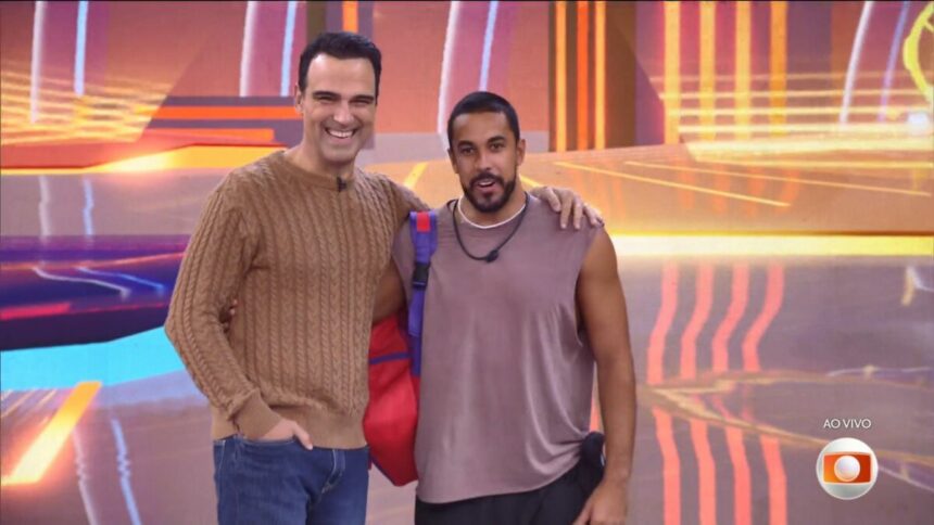Tadeu Schmidt e Maike no cenário do BBB 25, após a noite de eliminação