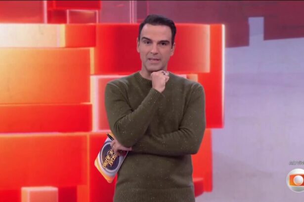 Tadeu Schmidt veste verde e está no centro do cenário do BBB 25, com semblante sério, para falar sobre a Prova do Líder