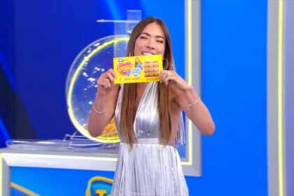 Patricia Abravanel sorrindo e segurando o bilhete do segundo sorteio da Tele Sena de Mães 2025