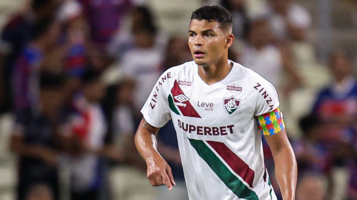 Thiago Silva em campo com a camisa do Fluminense