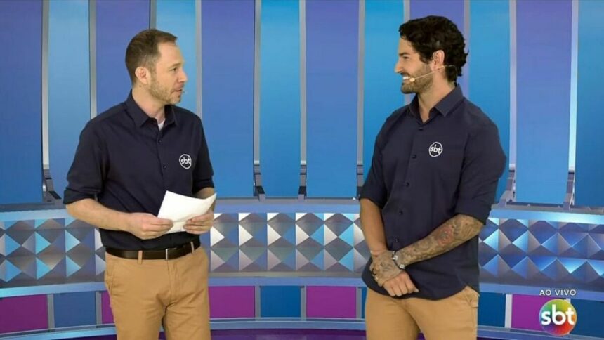 Tiago Leifert ao lado de Alexandre Pato sorridentes, e em pé no cenário do Pré-Jogo da Champions League no SBT