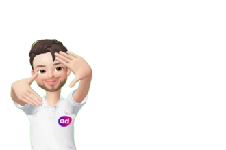 Toninho de camisa branca ao lado do logo do Power Couple Brasil 7