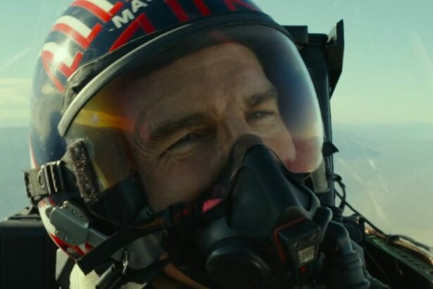 Tom Cruise como piloto de uma aeronave em voo em cena do filme Top Gun: Maverick