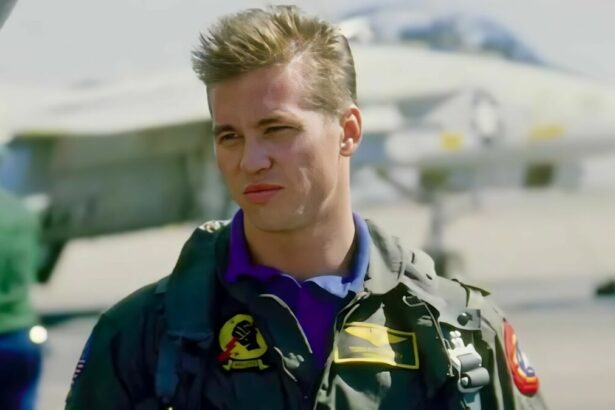 Val Kilmer fardado em cena do filme Top Gun