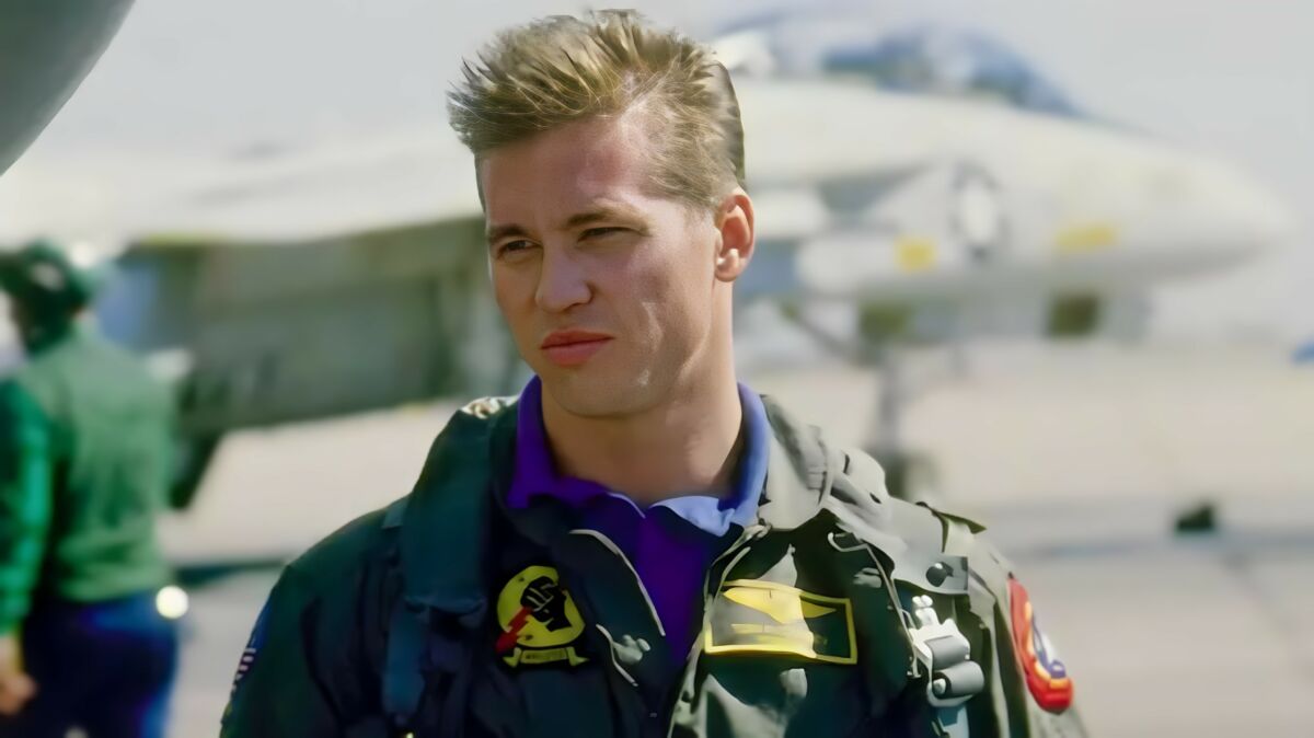 Val Kilmer fardado em cena do filme Top Gun
