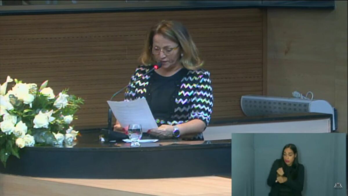 Vereadora Professora Ana Lúcia discursando em Sessão Solene na Câmera Municipal do Recife