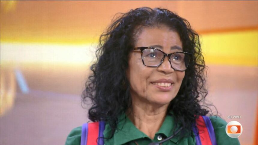 Vilma no cenário do BBB 25, de mochila nas costas