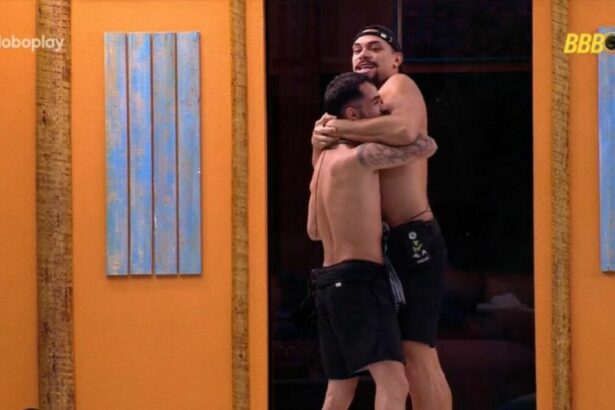 Vinicius forçando João Pedro contra o seu peito na área externa do BBB 25
