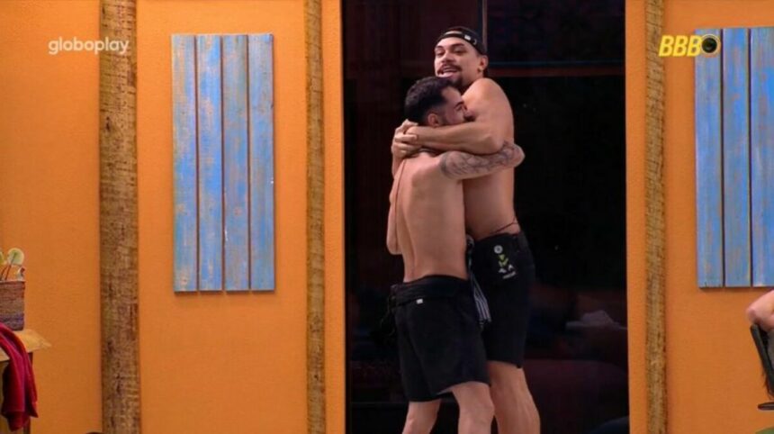 Vinicius forçando João Pedro contra o seu peito na área externa do BBB 25