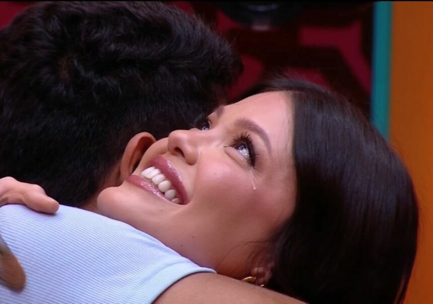 Vitória Strada chorando, recebendo o abraço de Guilherme após a eliminação no BBB 25