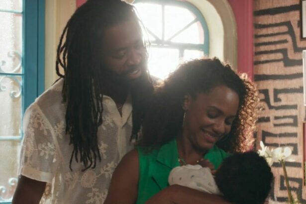 Madá (Jéssica Ellen) Fabrício Boliveira (Jão), com um bebê no colo, em trecho do capítulo final de Volta por Cima