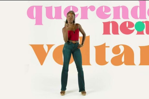 Clara Moneka em pé, dançando, na abertura de Dona de Mim
