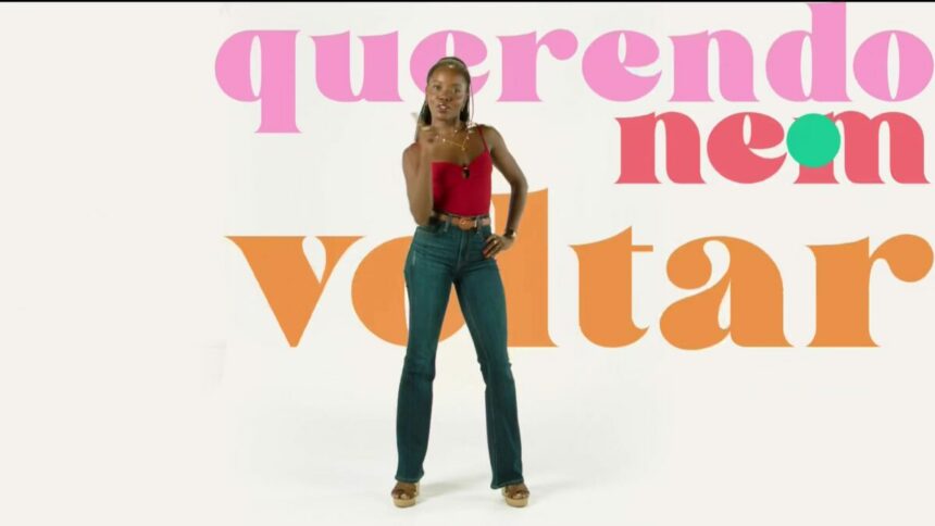Clara Moneka em pé, dançando, na abertura de Dona de Mim