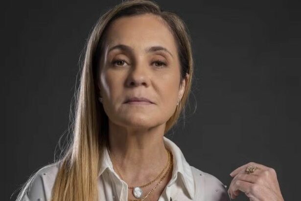 Adriana Esteves caracterizada como Carminha em especial dos 60 anos da TV Globo
