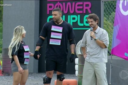 Ana Paula olha feio para Antony que está ao lado do apresentador Felipe Andreoli na Prova dos homens do Power Couple