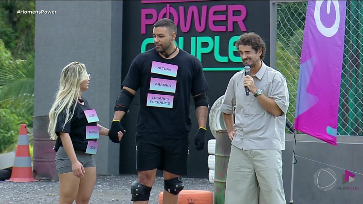 Ana Paula olha feio para Antony que está ao lado do apresentador Felipe Andreoli na Prova dos homens do Power Couple