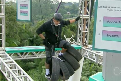 André em cima de uns pneus na Prova dos Homens do Power Couple Brasil 7