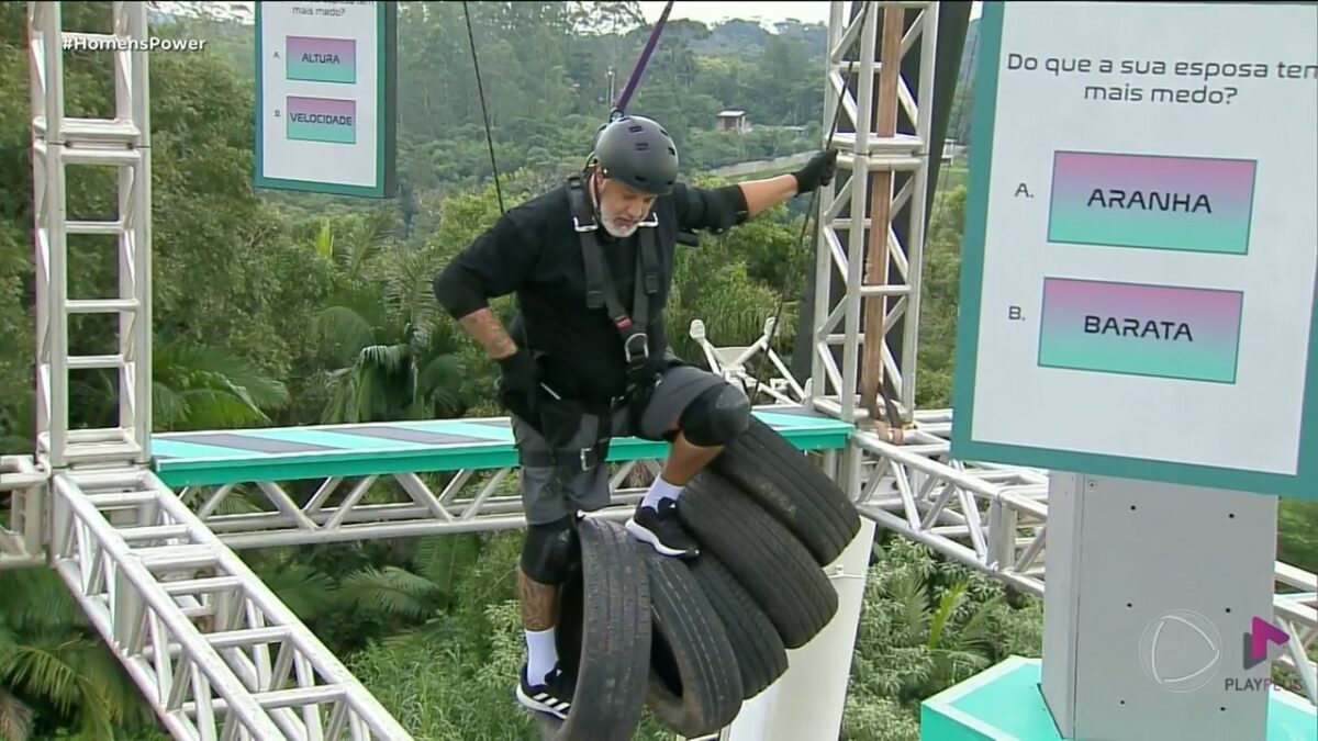 André em cima de uns pneus na Prova dos Homens do Power Couple Brasil 7