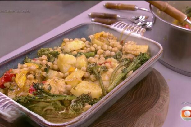 Bacalhau com grão de bico no prato cinza do É de Casa