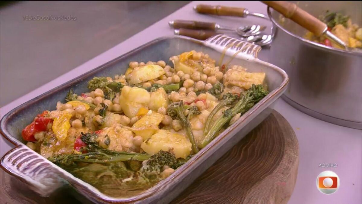 Bacalhau com grão de bico no prato cinza do É de Casa