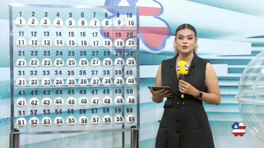 Apresentadora do Bahia dá Sorte em frente ao painel com as bolas do sorteio deste domingo, 27 de abril