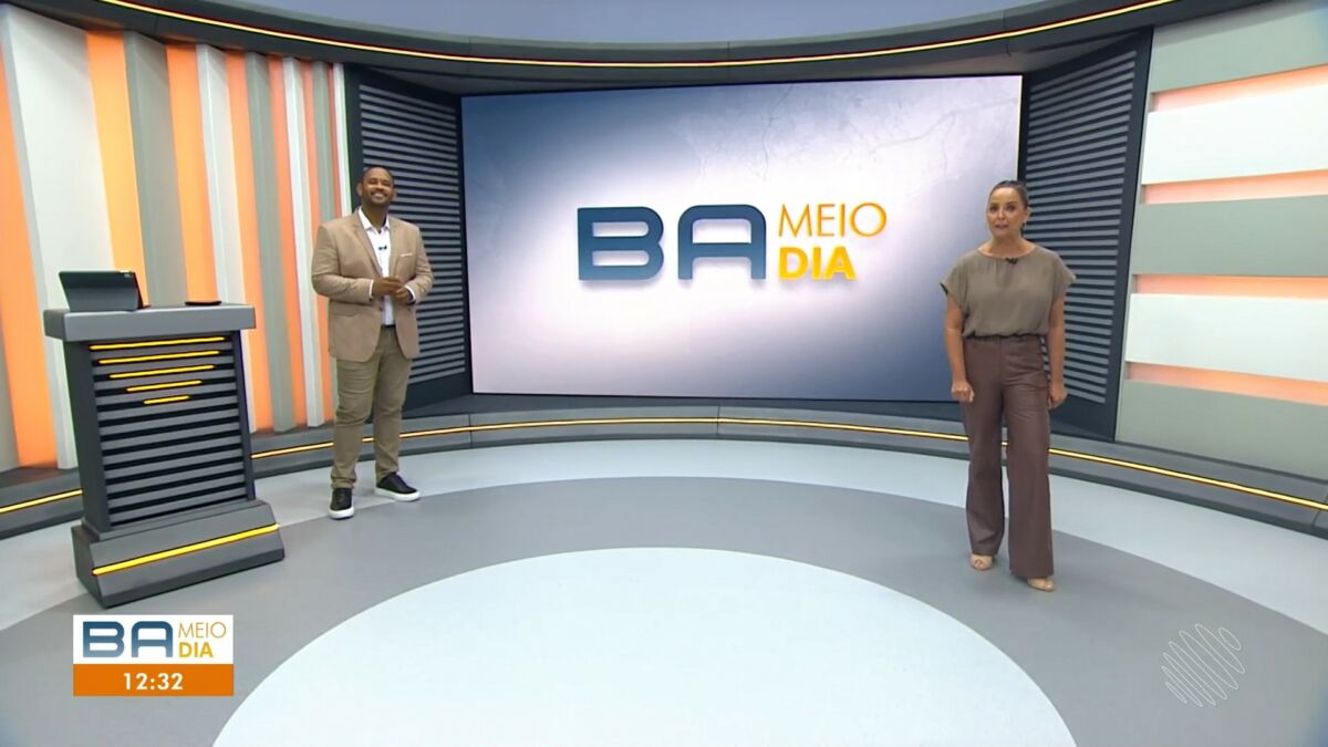 Vanderson Nascimento e Andréa Silva em pé no centro do novo cenário do Bahia Meio Diana TV Bahia/Globo