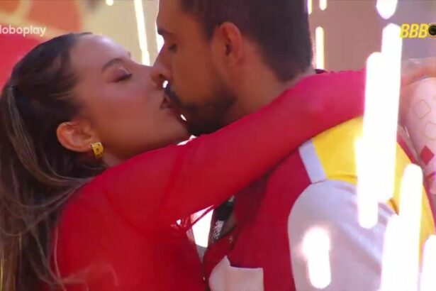 Renata beija Maike na boca durante festa do BBB 25