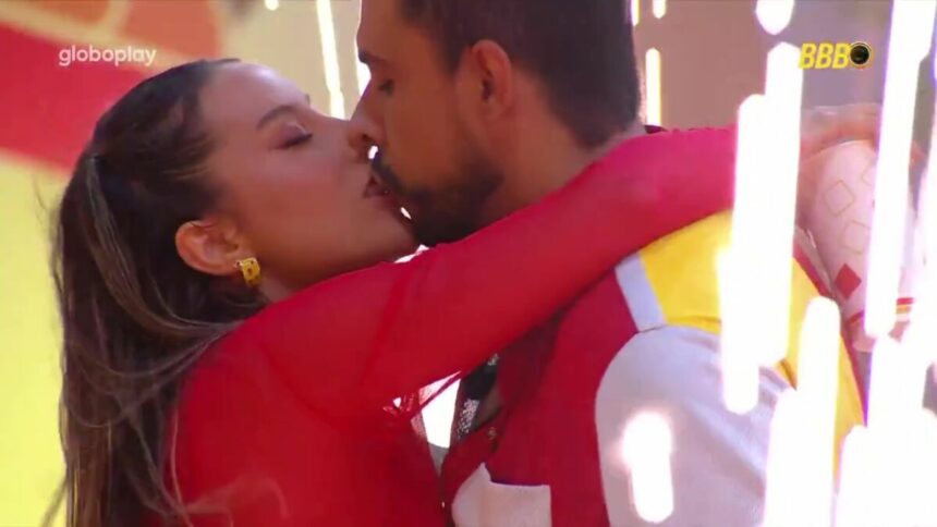 Renata beija Maike na boca durante festa do BBB 25
