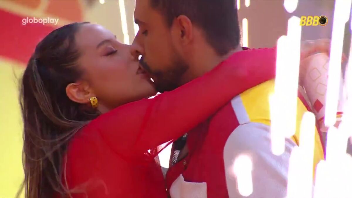 Renata beija Maike na boca durante festa do BBB 25