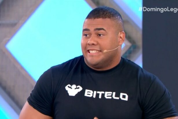 Bitelo de camisa preta e com semblante assustado no palco do Domingo Legal