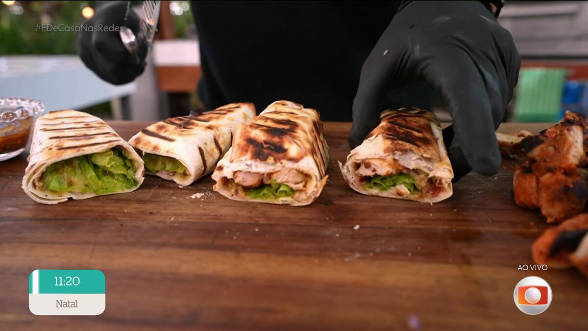 burrito de sobrecoxa no balcão de madeira do É de Casa