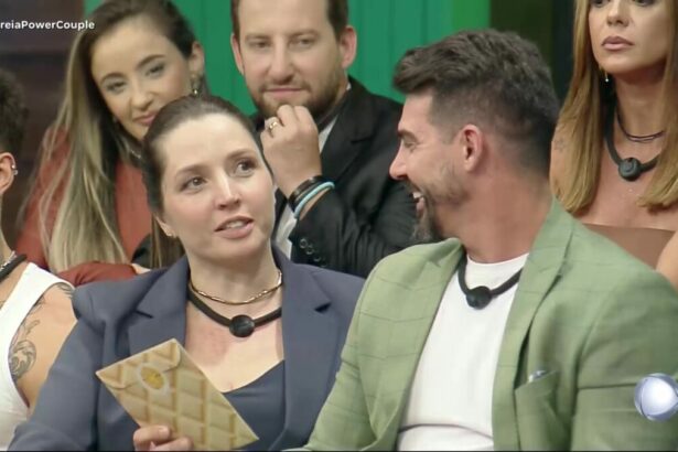 Carol olha para Radamés com semblante com raiva na dinâmica do Power Couple Brasil 7