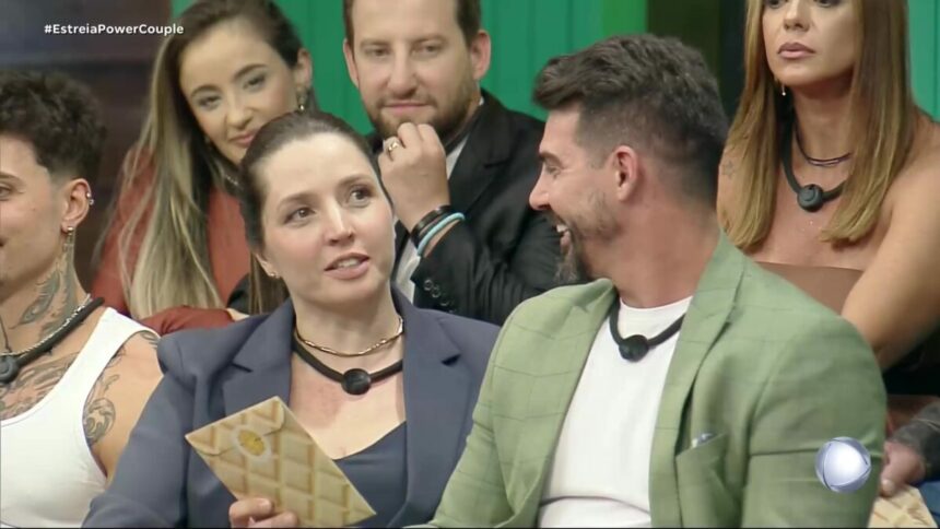 Carol olha para Radamés com semblante com raiva na dinâmica do Power Couple Brasil 7