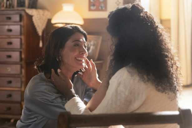 Clarice (Carol Castro) chora enquanto olha para Beatriz (Duda Santos) em cena de Garota do Momento