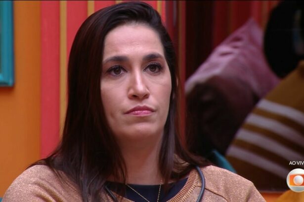 Daniele Hypolito olha para o telão da sala do BBB 25 antes de ser eliminada