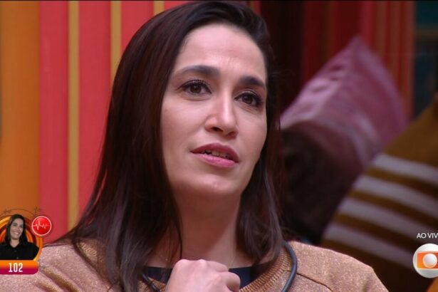 Daniele Hypolito segura microfone antes de ser eliminada do BBB 25