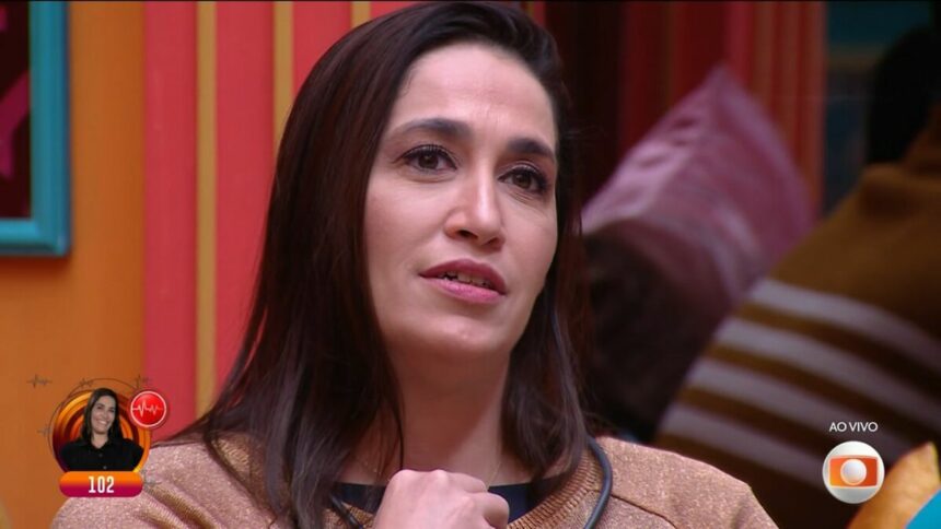 Daniele Hypolito segura microfone antes de ser eliminada do BBB 25