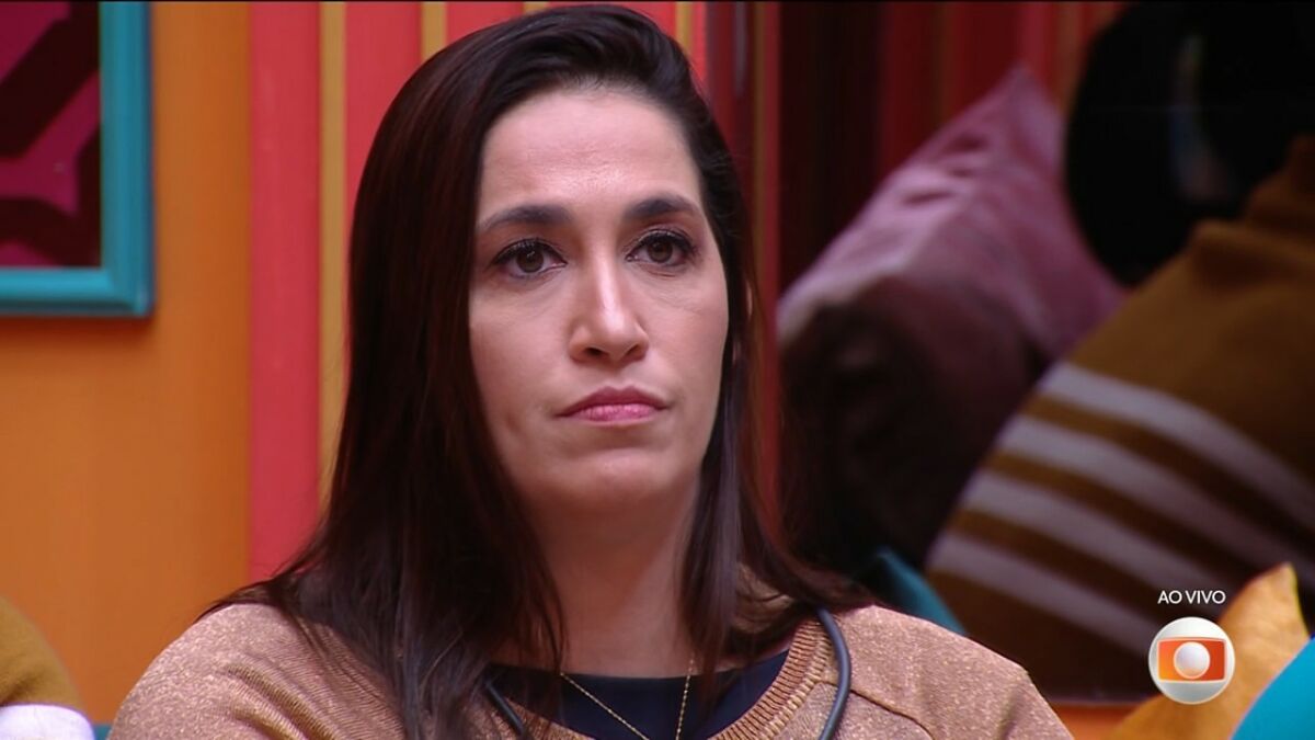Daniele Hypolito olha para o telão da sala do BBB 25 antes de ser eliminada