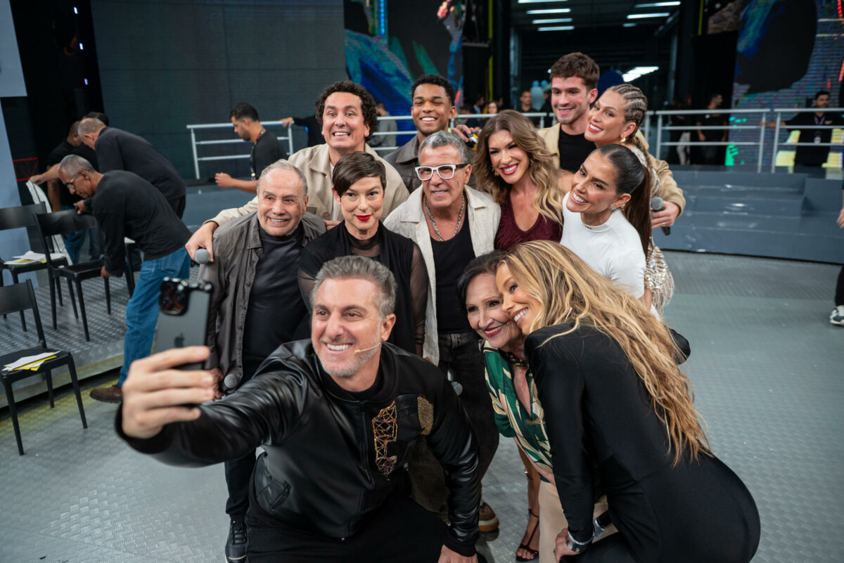 Luciano Huck tira selfie com convidados no palco do Domingão