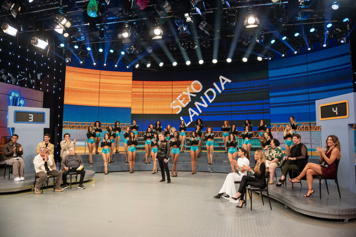 Bailarinas no palco do Domingão especial 60 anos da TV Globo