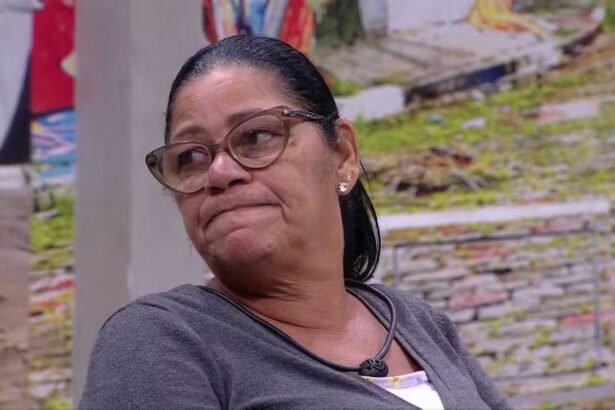 Delma com rosto triste na área externa da casa do BBB 25